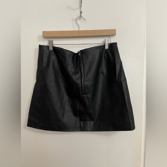 H&M Faux Leather Skirt - Size 12 - Picture 4 of 4